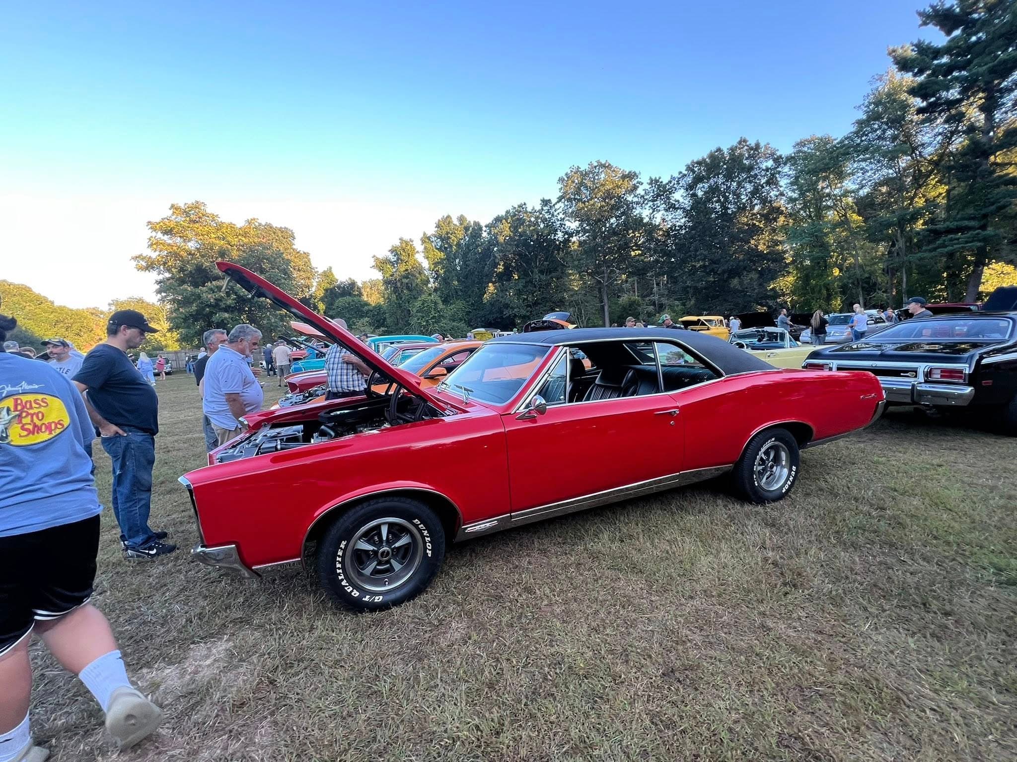 Hlobik's Cars, Trucks & Bikes - Monday Night Car Show